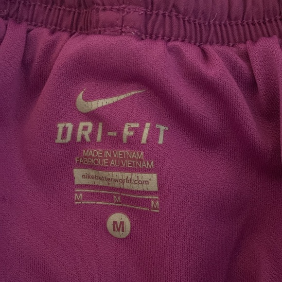Woman’s Nike shorts medium - Picture 2 of 3